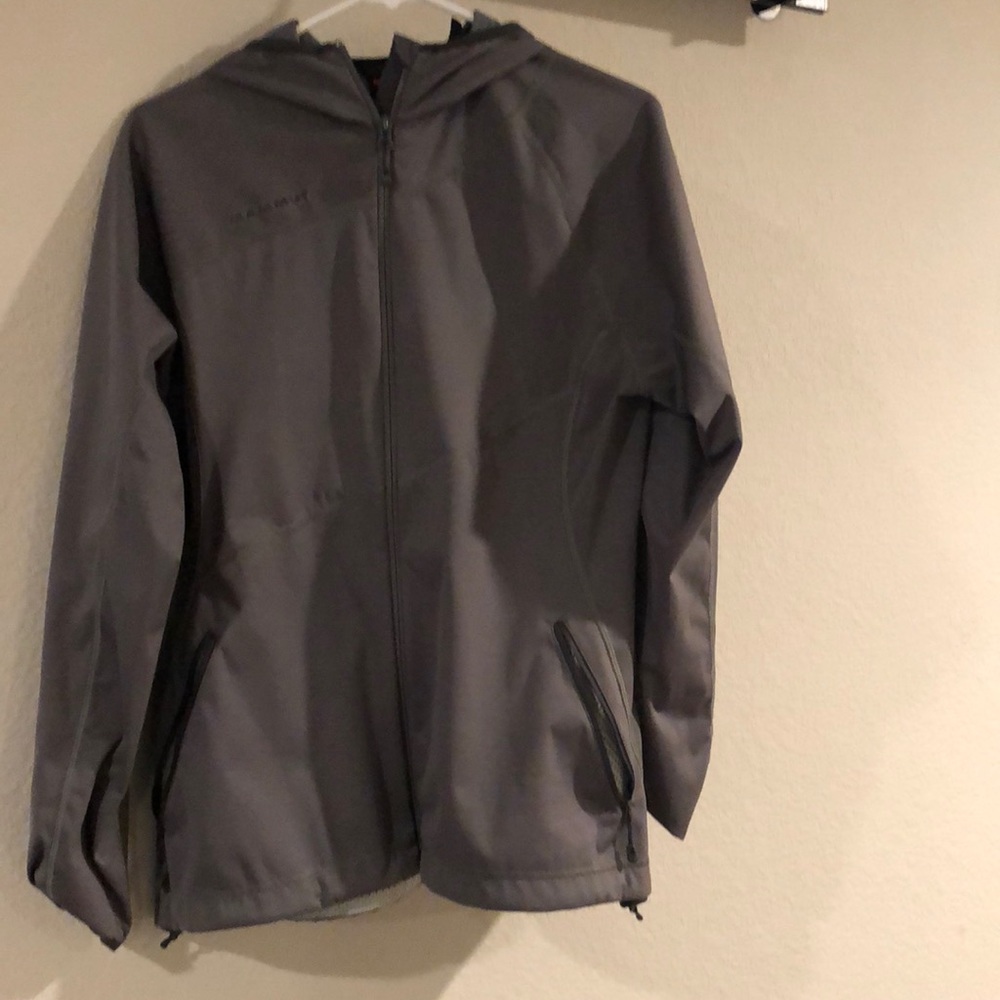 Activewear jacket with zipper and hood